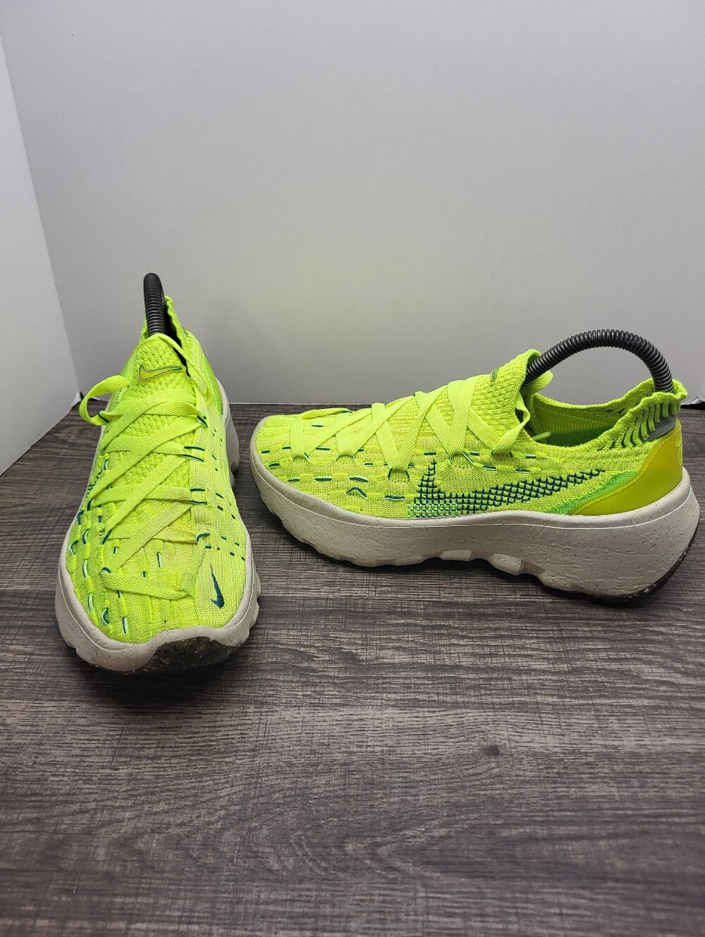 Nike Space Hippie 04 Womens Size 7.5 Comfort Shoe Light Lemon Twist Volt Sneaker